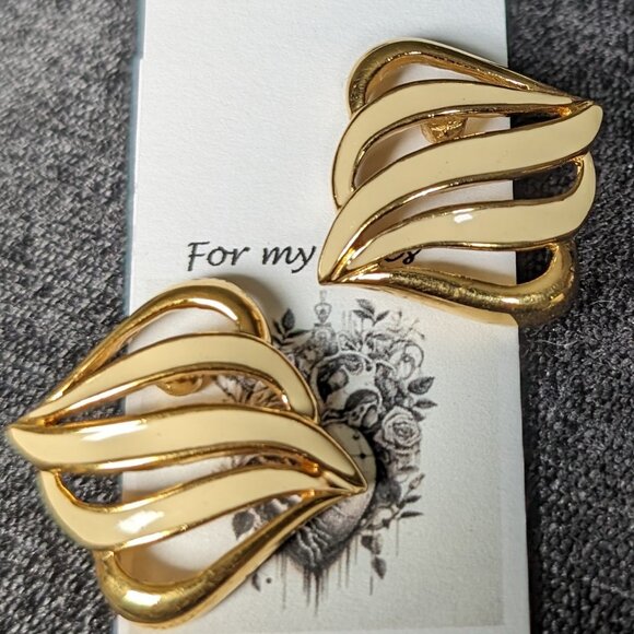 VINTAGE MONET GOLDTONE & CREAM ENAMEL WAVE POST EARRINGS #10 - Picture 1 of 1